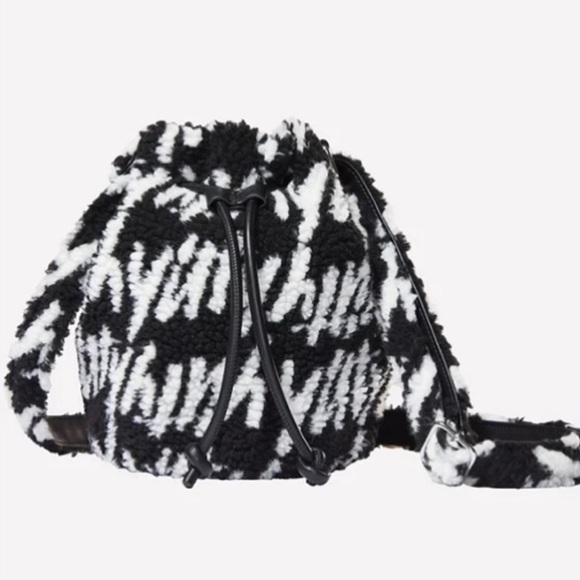 NWT Yitty Major Label Sherpa Bucket Bag by Fabletics Iconic Black & White Logo - Picture 4 of 5